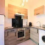 In With Waterfront Views Apartman *