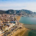 In With Waterfront Views Apartman