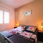 In With Waterfront Views Apartman *