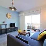 In With Waterfront Views Apartman