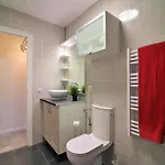 Apartman In With Waterfront Views