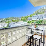 Apartman In With Waterfront Views