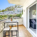 In With Waterfront Views Apartman *