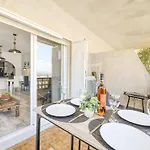 In With Waterfront Views Apartman *