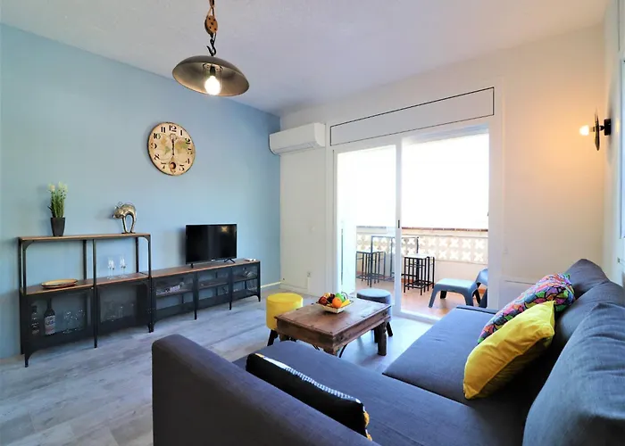 In With Waterfront Views شقة